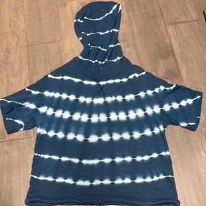 Tie dye short sleeve shirt with hood